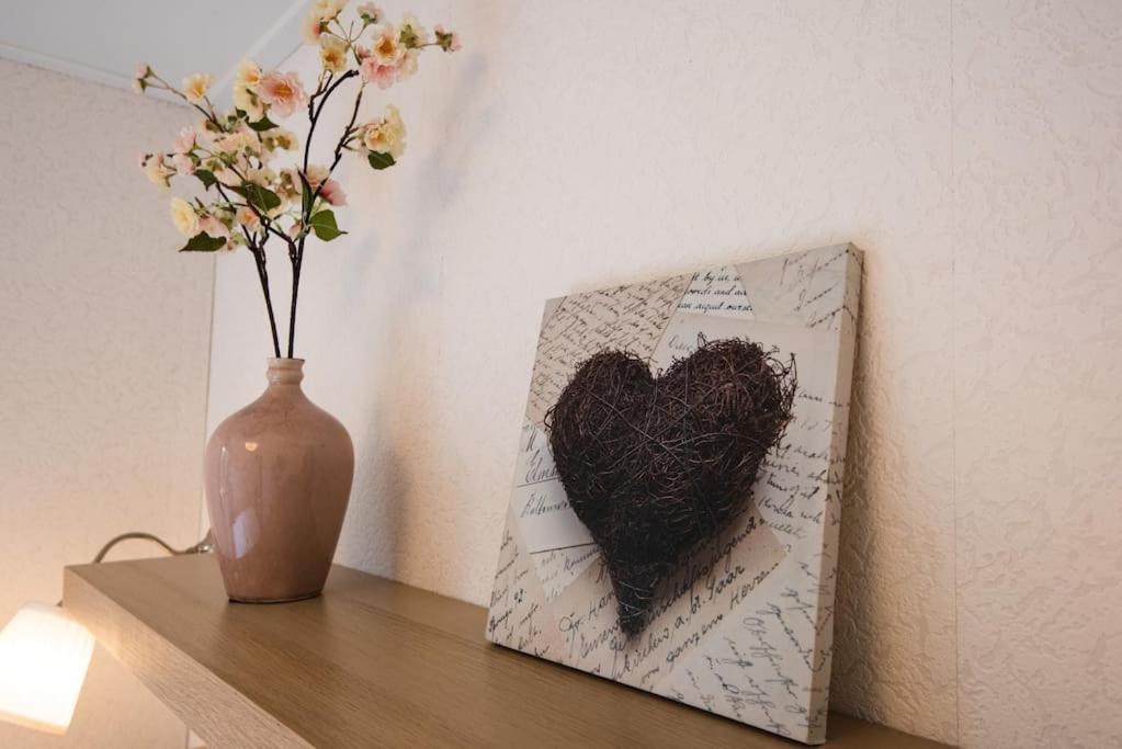 Knus Huisje Op Kindvriendelijk Park Met Zwembad 欧特罗 外观 照片